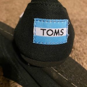 Women’s all black NEW Tom’s